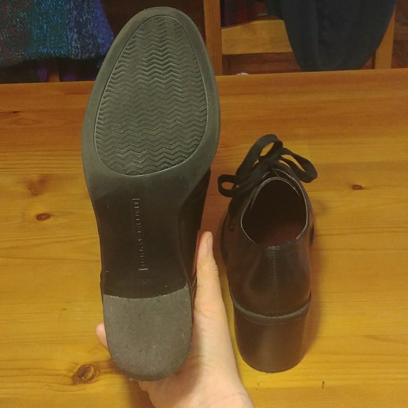 **SOLD** TOMMY HILFIGER OXFORD BLACK LEATHER HEELS - Picture 4 of 5